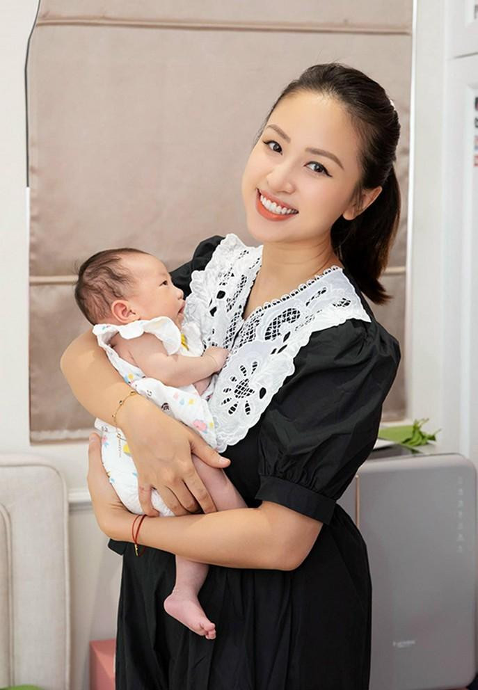 Vân Hugo rạng rỡ dù tất bật với vai trò "mẹ bỉm sữa".