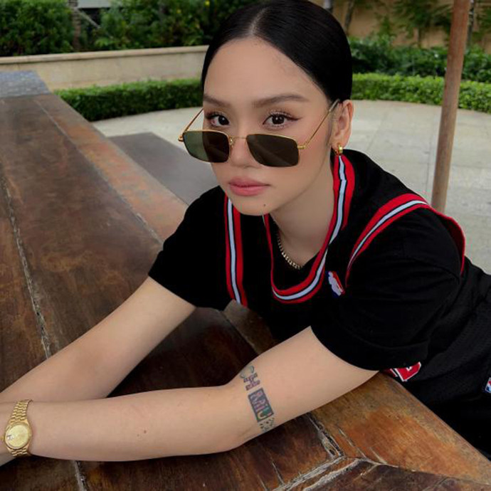 Miu Lê trở về với mái tóc đen sau thời gian nhuộm nhiều màu.