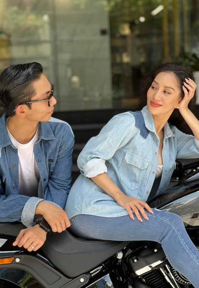 Vợ chồng Phan Hiển - Khánh Thi tình tứ bên mô tô.