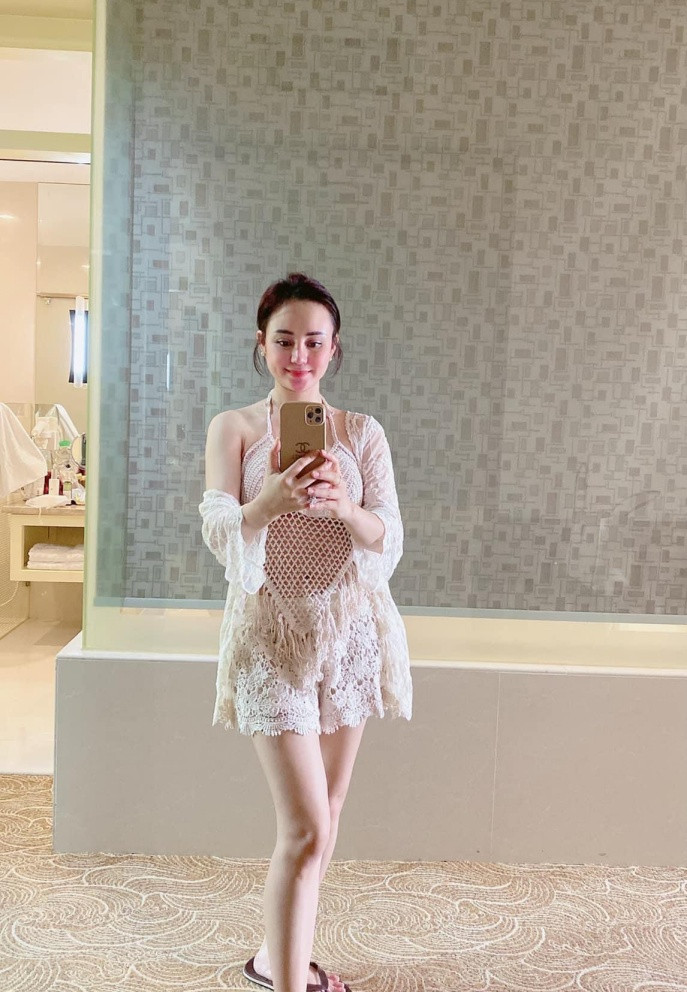 Vy Oanh chăm dưỡng da dù lịch trình công tác bận rộn.