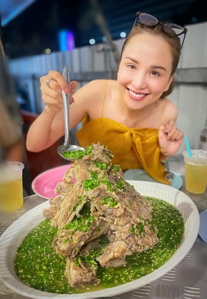 Hoa hậu Diễm Hương thưởng thức món sườn tảng nổi tiếng ở Thái Lan.