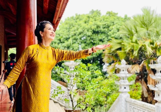 NSND Lan Hương cầu nguyện gia đình bình an vào ngày mồng một đầu tháng.