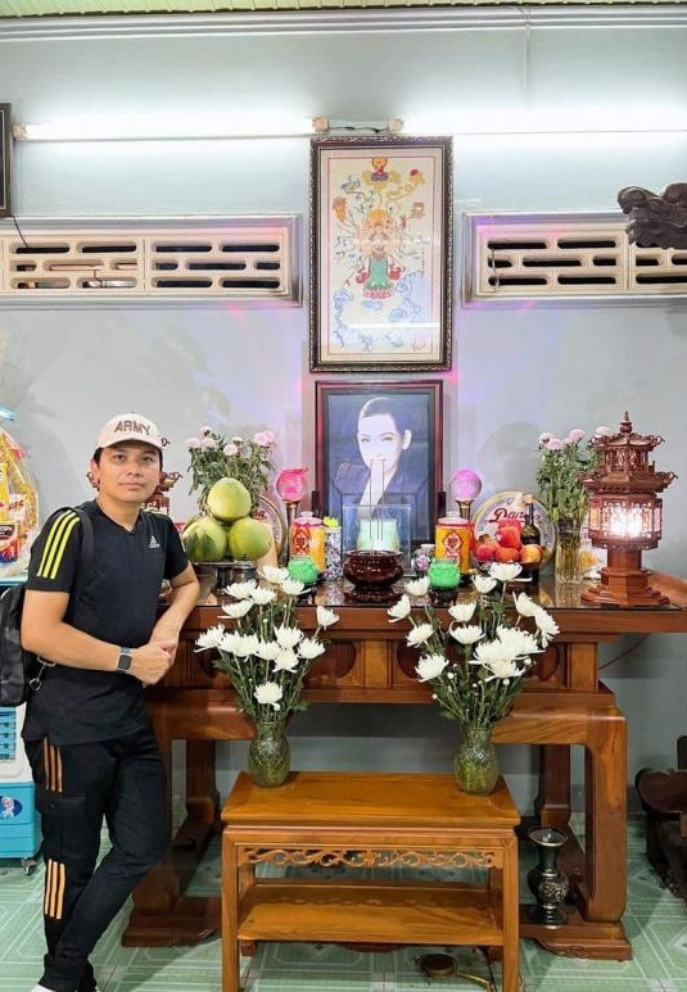 Mạnh Quỳnh viếng bạn thân - cố ca sĩ Phi Nhung sau một đêm diễn tại Việt Nam.
