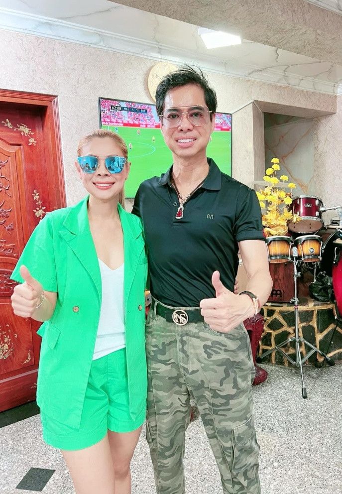'Búp bê' Thanh Thảo mừng vì mỗi lần về nước đều được đàn anh Ngọc Sơn đón tiếp nồng hậu.