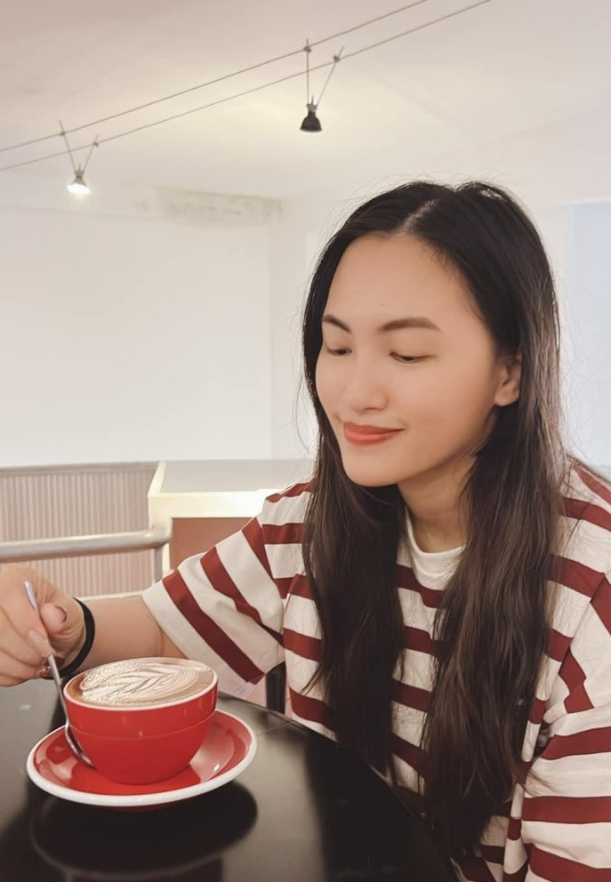Nguyên Hà tìm kiếm khoảnh khắc yên bình bên tách cà phê ở quán quen.