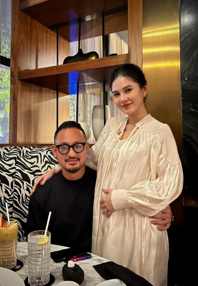 Vợ chồng MC Thu Hoài kỷ niệm 3 năm bên nhau trong lúc chờ đón con chào đời.
