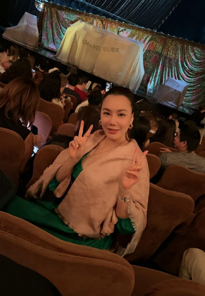 Hồ Quỳnh Hương tranh thủ đi xem show ở nước ngoài trước khi về Việt Nam.