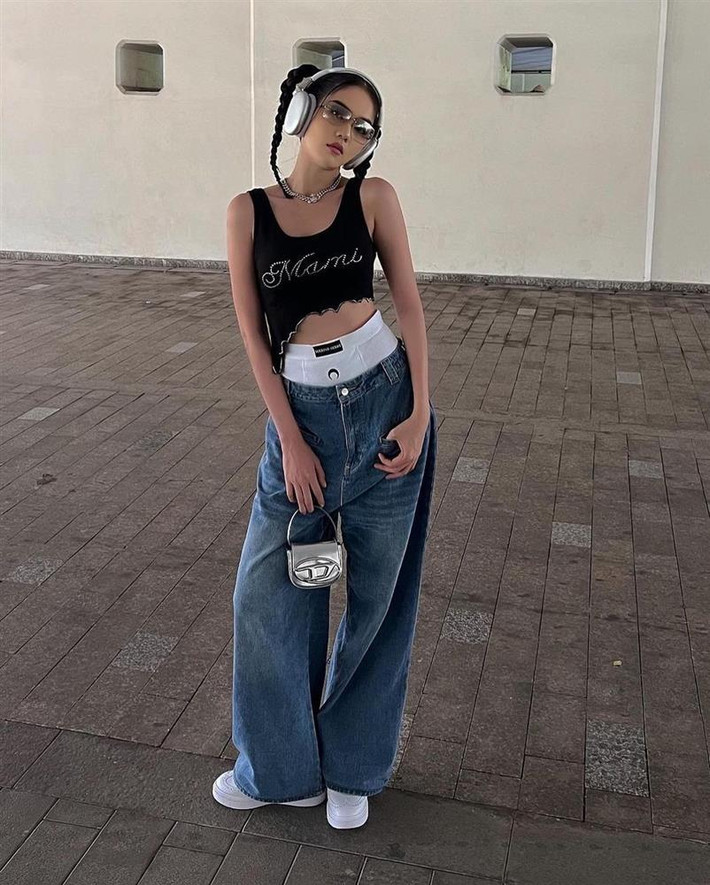 Cũng có giả thuyết khác cho rằng Sagging Pants liên quan đến văn hoá Hustle của người da màu. Vì phải luôn để nhiều "hàng nóng, hàng nguội" bên trong túi quần nên chiếc quần thụng đáy xuống để lộ quần lót bên trong. Từ đó, nhiều cá nhân nhanh chóng bắt kịp kiểu phối này. Đương nhiên, họ vẫn xem đây là cách để…khẳng định độ ngầu của bản thân. Cho đến hiện tại, Sagging Pants vẫn là kiểu mặc quần gây nhiều tranh cãi với hai luồng ý kiến. Một nửa cho rằng kiểu mặc này thật ngầu, thật hip hop.