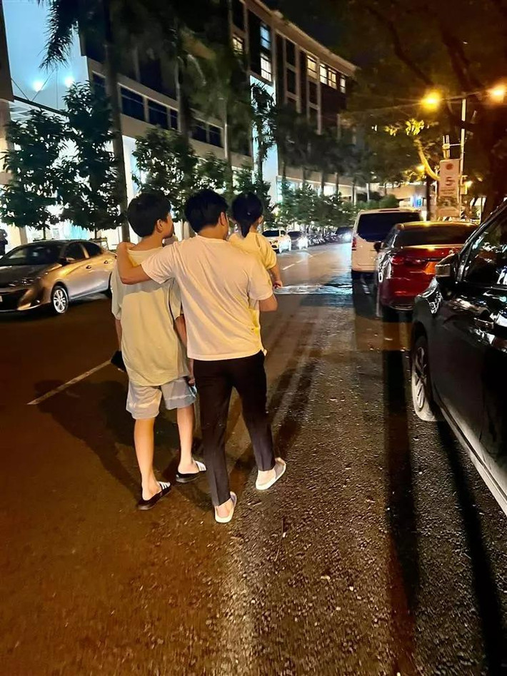 ubeo được phân bổ thời gian hợp lý để sống cùng 2 gia đình. Cậu bé rất yêu thương các em nhỏ, thường xuyên phụ bố mẹ 2 bên chăm sóc.