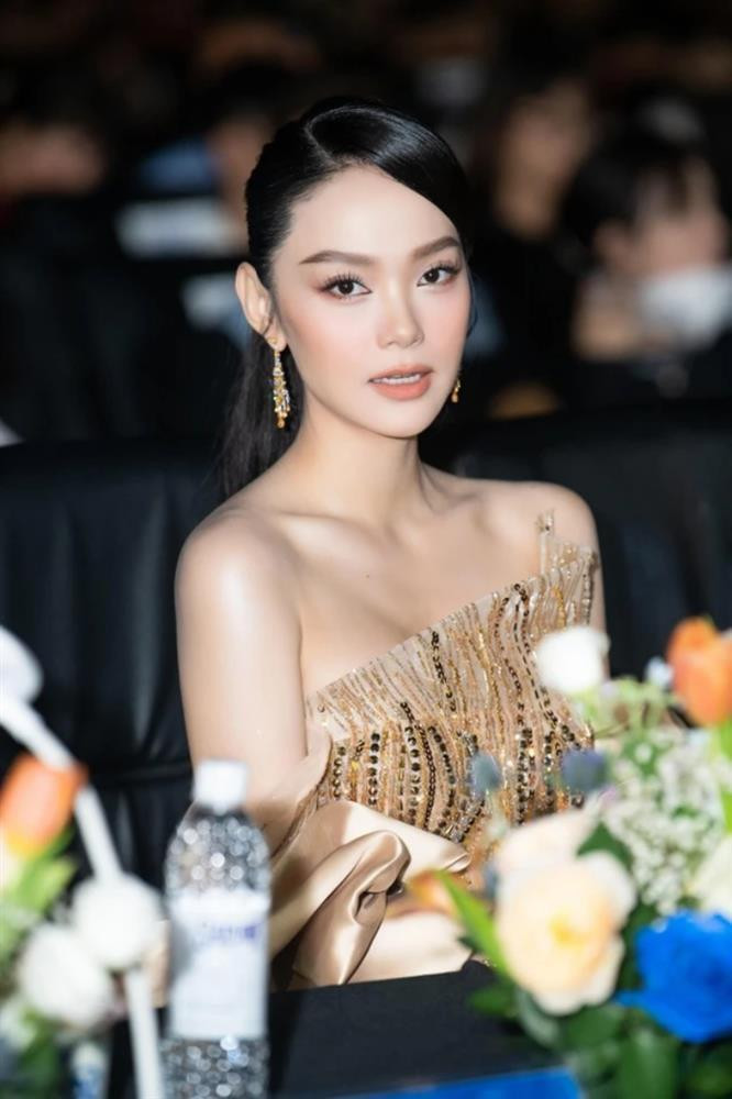 ó có thể là trang phục dáng cổ yếm hay khẽ trễ vai nhẹ nhàng hoặc kiểu cúp ngực.