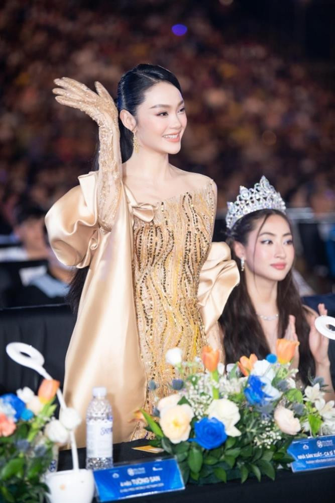 gười đẹp chọn cho mình những chiếc đầm với chi tiết tạo điểm nhấn ở phần cổ.