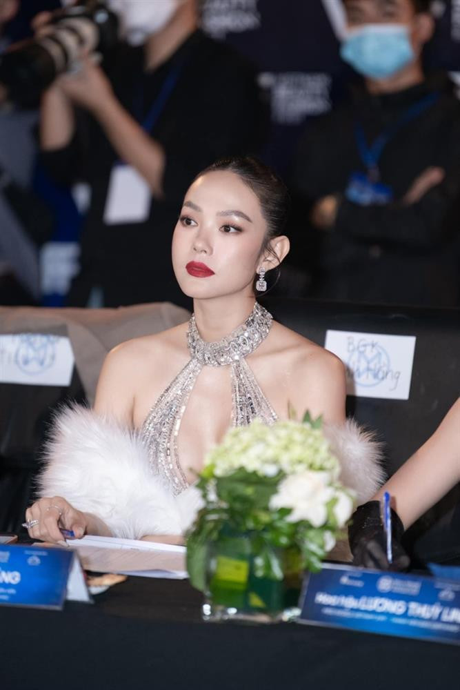 gay từ khi Miss World Việt Nam 2022 được khởi động, Minh Hằng đã đồng hành cùng chương trình với tư cách giám khảo.