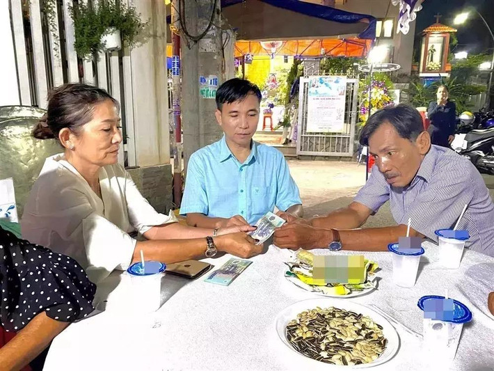 Thương Tín sinh năm 1956, là một trong những tài tử được yêu thích thập niên 1970 - 1990. Song ở tuổi xế chiều, cuộc sống của ông lại vô cùng khó khăn. Tháng 2/2021, Thương Tín bị đột quỵ. Trước hoàn cảnh khó khăn của đàn anh, Trịnh Kim Chi đứng ra kêu gọi ủng hộ được hơn 400 triệu đồng.