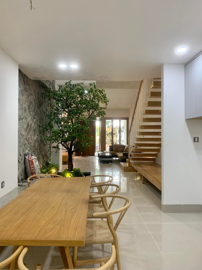 Ngôi nhà phố ở quận 12 (TP.HCM) được kiến trúc sư Lê Nguyễn cùng các cộng sự thực hiện năm 2022. Gia chủ có điều kiện kinh tế nên rất đầu tư cho công trình này. Sau 2 lần thay đổi thiết kế, cạnh tranh với vài đơn vị chào thầu, anh Lê Nguyễn và chủ nhà đã tìm được điểm chung trong ý tưởng nên tiến đến ký hợp đồng, thi công.