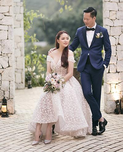 Vốn là người mẫu có vóc dáng mảnh dẻ nhưng Phan Như Thảo phát tướng không nhận ra, chạm mốc 80kg sau khi sinh con gái đầu lòng. Tận dụng thời gian TP HCM thực hiện giãn cách xã hội năm ngoái, Phan Như Thảo thực hiện kế hoạch ăn kiêng, loại bỏ hoàn toàn tinh bột để giảm cân. Nhờ công cuộc "bóp mồm bóp miệng" và tập tành hiệu quả, bà xã đại gia Đức An giờ đây đã có thể tự tin diện lại những chiếc váy trễ vai mà cô yêu thích từ thời còn mi nhon. Ngay từ khi chụp ảnh cưới với ông xã hơn mình 26 tuổi, Phan Như Thảo đã chọn ngay mẫu váy cưới trễ vai cực sexy.