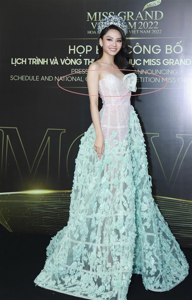 Tuy nhiên, Hoa hậu Mai Phương lại bị soi một chi tiết kém đẹp hơn hai nàng Á hậu. Trong khi, Bảo Ngọc và Phương Nhi lựa chọn đầm tông trắng trang nhã, tôn vóc dáng hình thể thì Mai Phương nổi bật hơn với thiết kế dạ hội bồng xòe phối màu pastel hồng - xanh. Đáng nói, phần vải xuyên thấu đã "tố cáo" miếng dán ngực kém duyên mà người đẹp sử dụng.