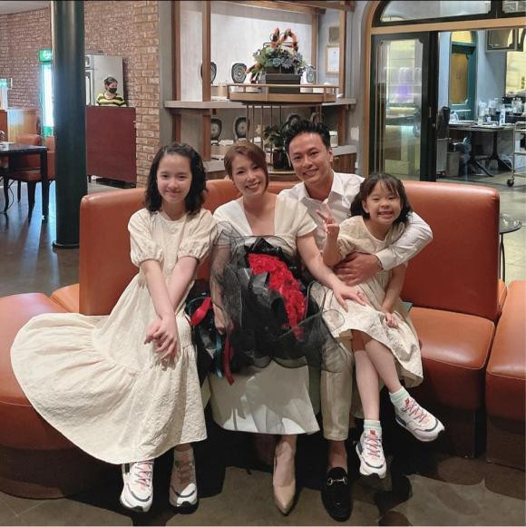 rước đó không lâu, bà xã Hồng Đăng cũng chia sẻ rằng: "Sẽ có những đoạn đường mà bạn phải vừa đi vừa khóc. Đừng nản lòng, hãy cố gắng lên". Tinh thần mạnh mẽ của vợ Hồng Đăng khiến nhiều người ngưỡng mộ. Cô có thể một mình cáng đáng, lo toan chu toàn cho các con và kinh doanh trong lúc chồng vắng nhà.