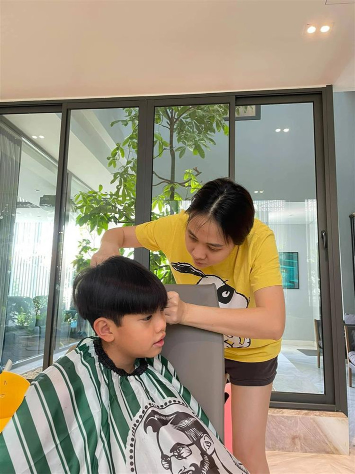 Ngược lại, Subeo cũng dành cho Đàm Thu Trang tình cảm quý mến, từ lâu đã gọi Hoa khôi xứ Lạng là "mẹ". Nhóc tỳ cũng rất yêu thương, biết cách quan tâm, chăm sóc em gái Suchin, ra dáng anh lớn trong nhà ở tuổi 12.