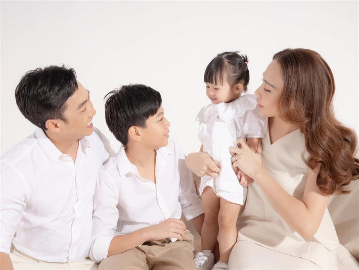 au đó cả nhà thay trang phục với dresscode trắng - kem. Đàm Thu Trang và Suchin điệu đà, nữ tính với váy, còn Cường Đô La và Subeo thanh lịch, bảnh bao với sơ mi trắng. Đặc biệt, hình ảnh Subeo diện sơ mi trắng khiến nhiều người thích thú.