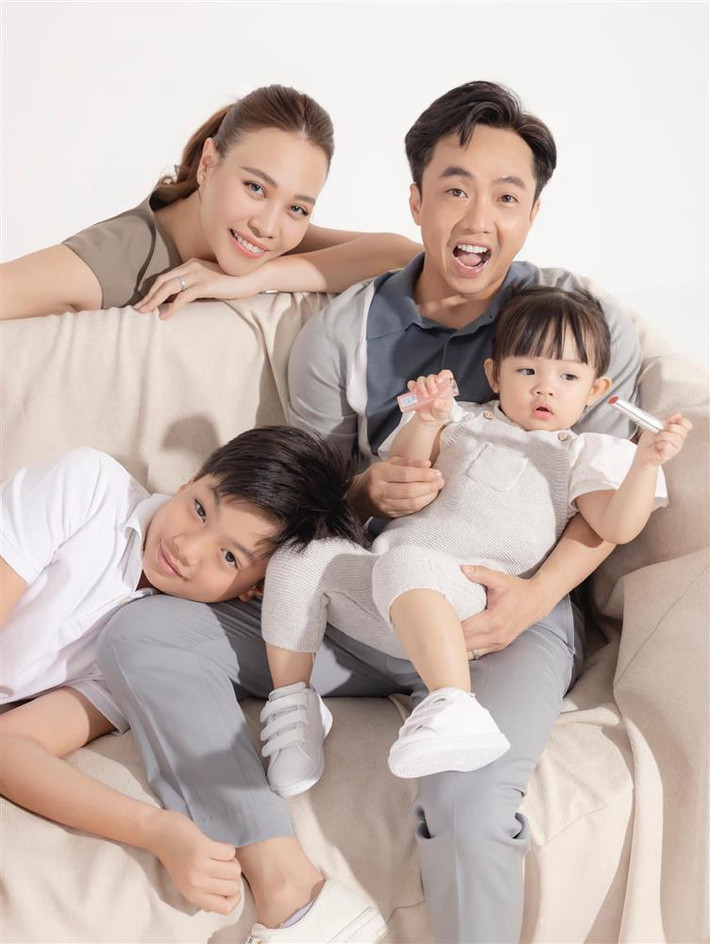 Cách đây ít giờ, Cường Đô La khoe bộ ảnh gia đình mới thực hiện. Bộ ảnh được chụp tại studio, concept tuy đơn giản nhưng được khen vô cùng ấm ấp, sống động.