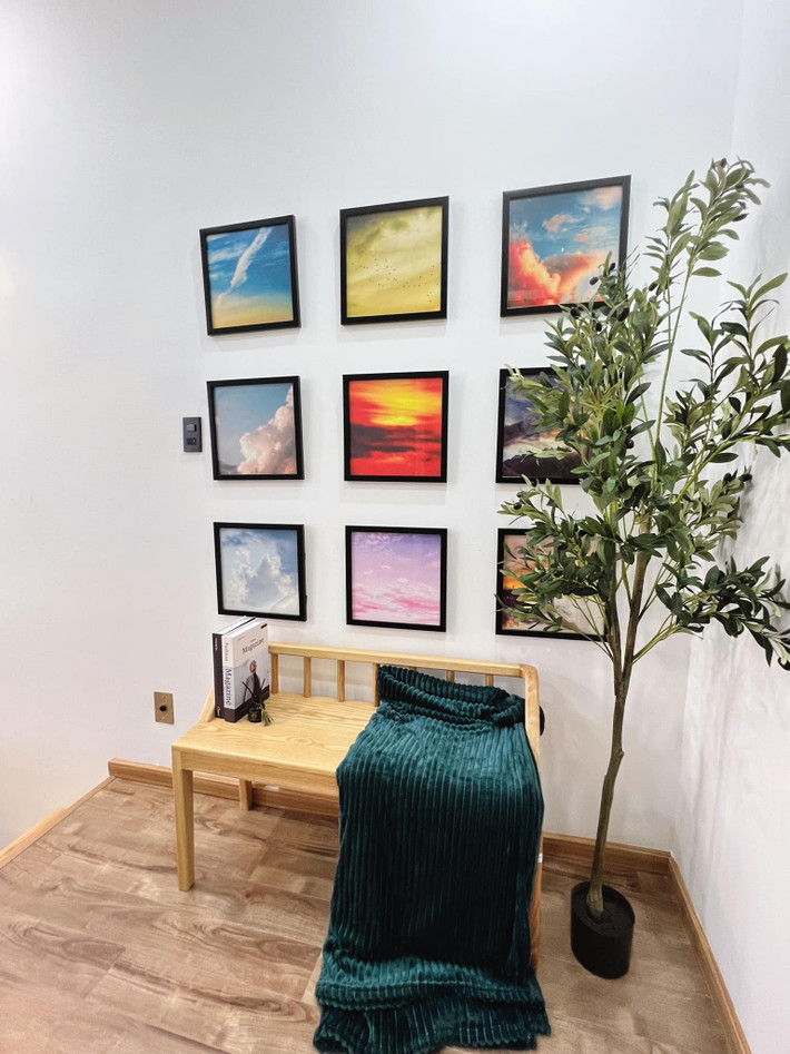 Sảnh nhìn ra khoảng thông tầng gia chủ đặt ghế mây tròn thư giãn, decor ít tranh và nến trông thật lãng mạn. Cây xanh tiếp tục phát huy sức mạnh khi làm không gian phong phú, nhiều sinh khí hơn.