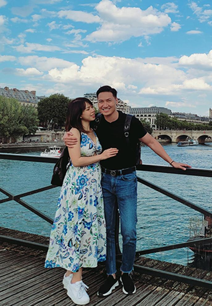 Vợ diễn viên Mạnh Trường đang mang bầu lần ba ở tháng thứ 5 nên cả hai muốn tranh thủ thời gian dành cho nhau.