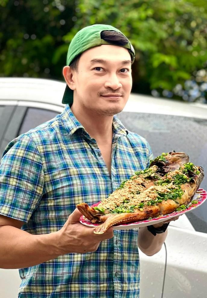 Trương Minh Quốc Thái thích thú với món cá lóc quay me đặc sản miền Tây.