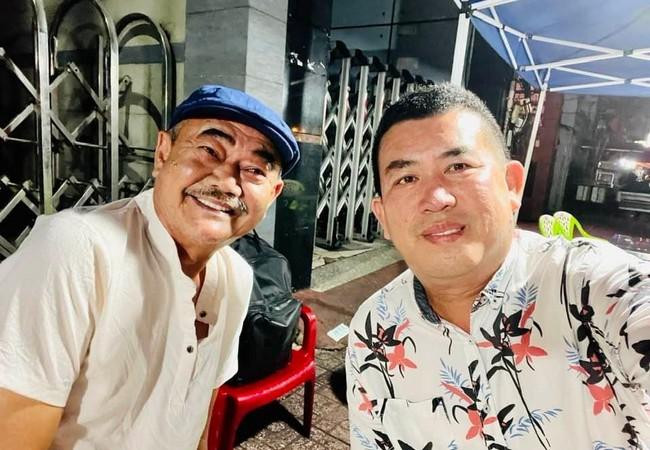 NSND Việt Anh cùng đàn em Nhật Cường hẹn nhau ở quán lề đường.