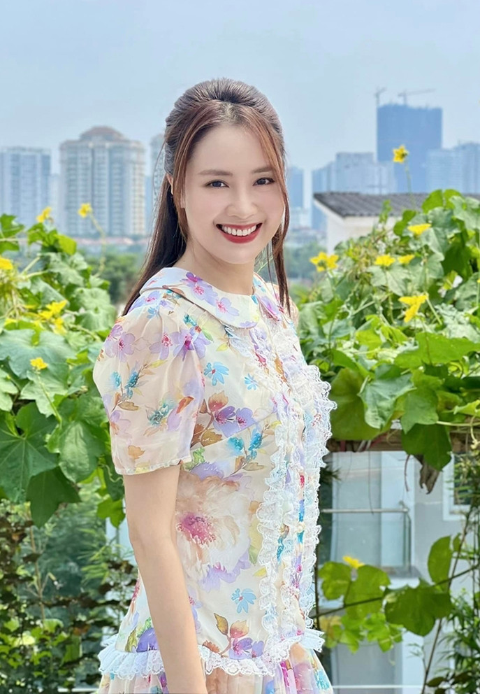 Tin sao Việt ngày 26/8: Hồng Diễm được khen ngợi sắc vóc thon thả, quyến rũ dù theo đuổi phong cách trái ngược. Nữ diễn viên trông dịu dàng với váy hoa đính ren đầy nữ tính.