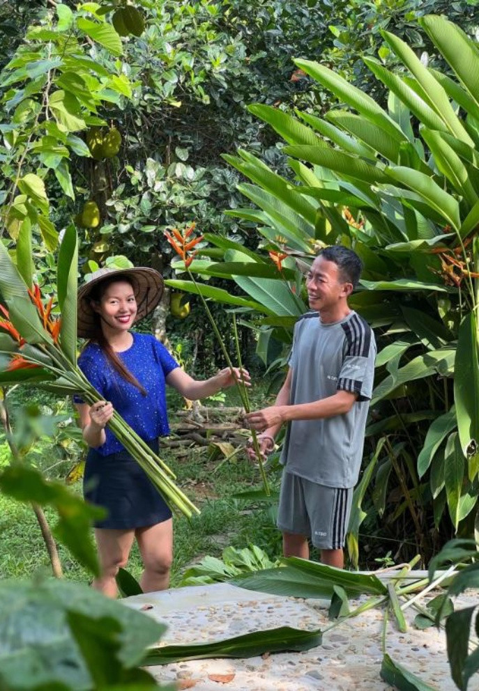 Ca sĩ Ngọc Anh thích thú khi được đàn anh Việt Hoàn mời thăm vườn nhà. Cả hai mộc mạc giản dị như hai "nông dân đích thực'.