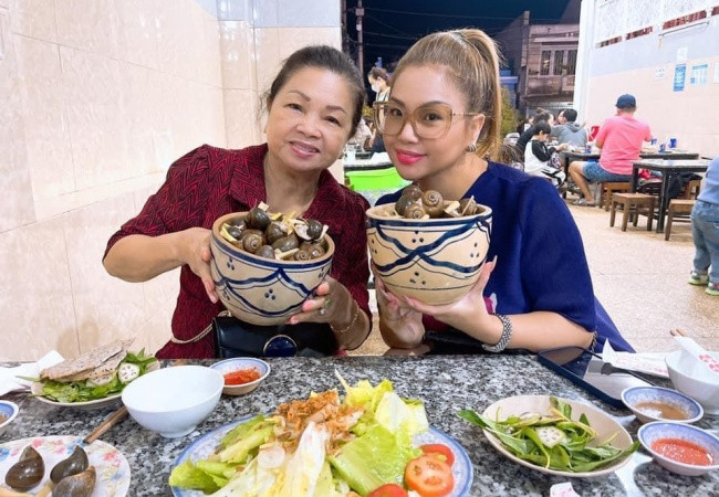 Minh Tuyết cùng mẹ thưởng thức món ốc nhồi thịt đặc sản Đà Lạt.