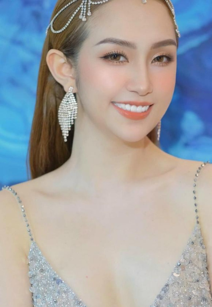 "Sang Thái là nhìn em giống gái Thái luôn", bà xã Tuấn Hưng tếu táo.