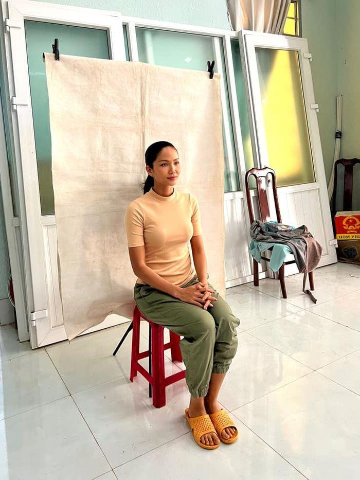 Ngay cả người bình thường khi đi làm căn cước công dân còn để ý tóc tai, trang phục chứ đừng nói là hoa hậu.