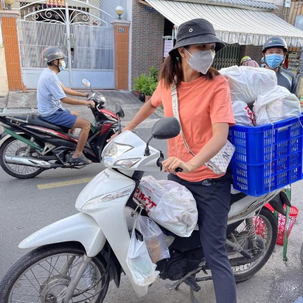 ình ảnh này gợi lại giai đoạn TP. HCM giãn cách chống dịch COVID-19. Khi đó, H'Hen Niê cũng lăn xả làm shipper mà không ngại vất vả trong bộ dạng xuề xòa hết sức có thể.