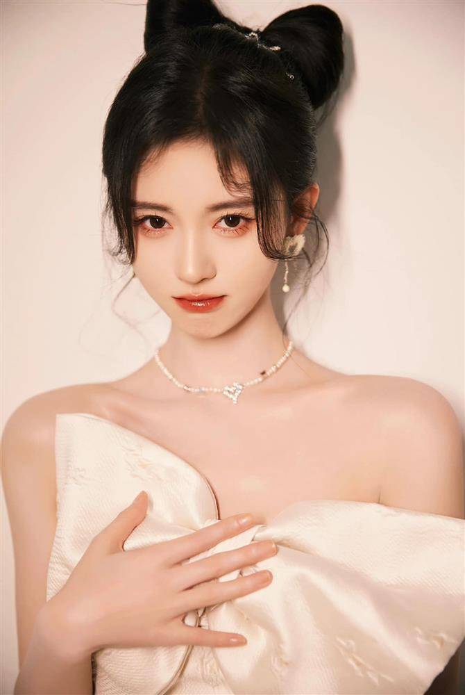 Cách trang điểm kiểu ngọt ngào với điểm nhấn đặc trưng ở đôi mắt của Cúc Tịnh Y từng gây sốt một thời gian dài.