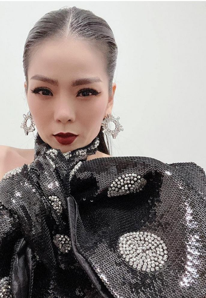 Lệ Quyên tranh thủ selfie ở hậu trường trước giờ biểu diễn.