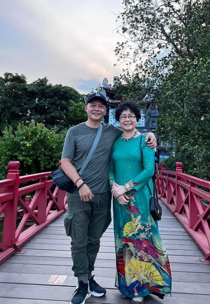 BTV Trần Quang Minh khoe được mẹ dẫn đi lại cầu Thê Húc sau hơn 40 năm.