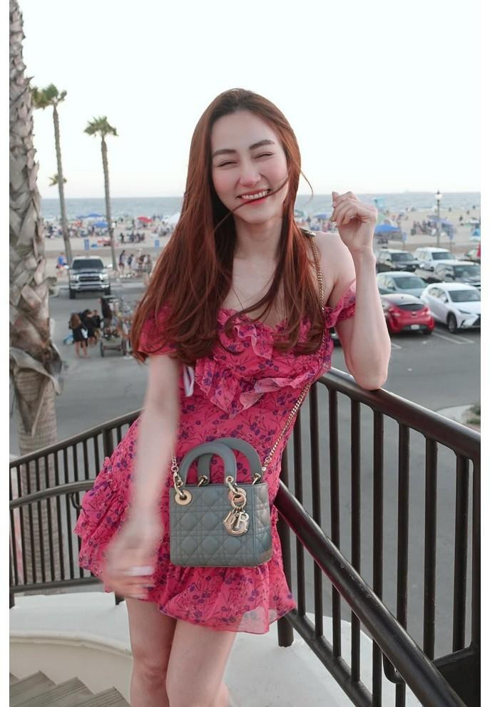 Ở tuổi 37, Ngân Khánh được khen trẻ trung như gái đôi mươi.