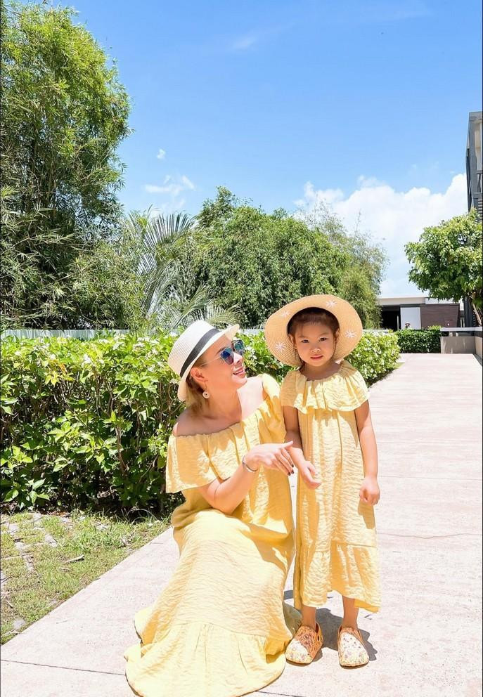 'Búp bê' Thanh Thảo cùng con gái diện váy đôi chào hè.