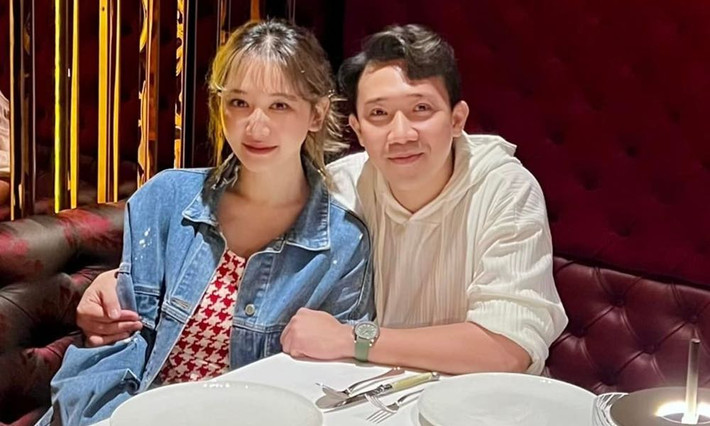 Sao Việt Trấn Thành cùng bà xã Hari Won đi ăn tối tại nhà hàng sau tin đồn đổ vỡ hôn nhân.