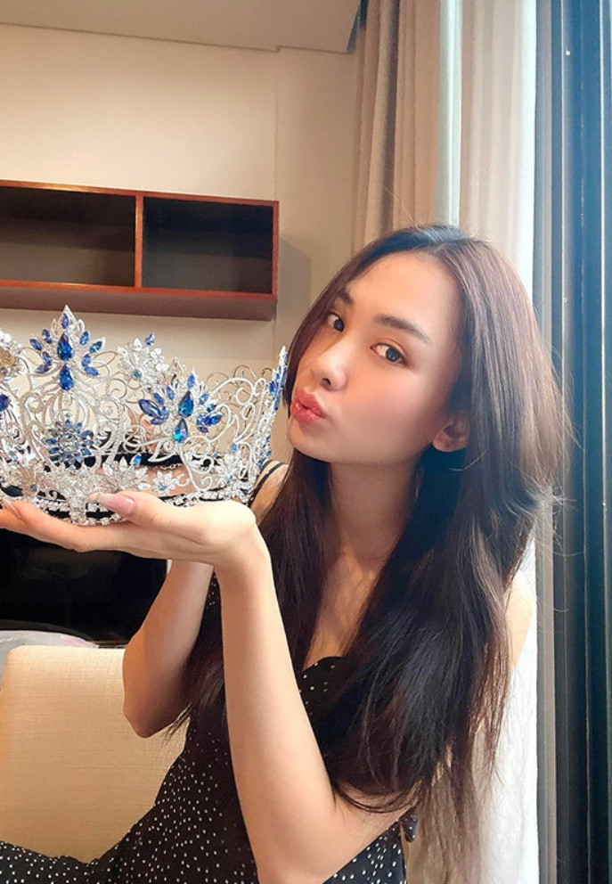 Hoa hậu Mai Phương chụp cùng chiếc vương miện, cho biết vẫn bồi hồi sau một tuần đăng quang.