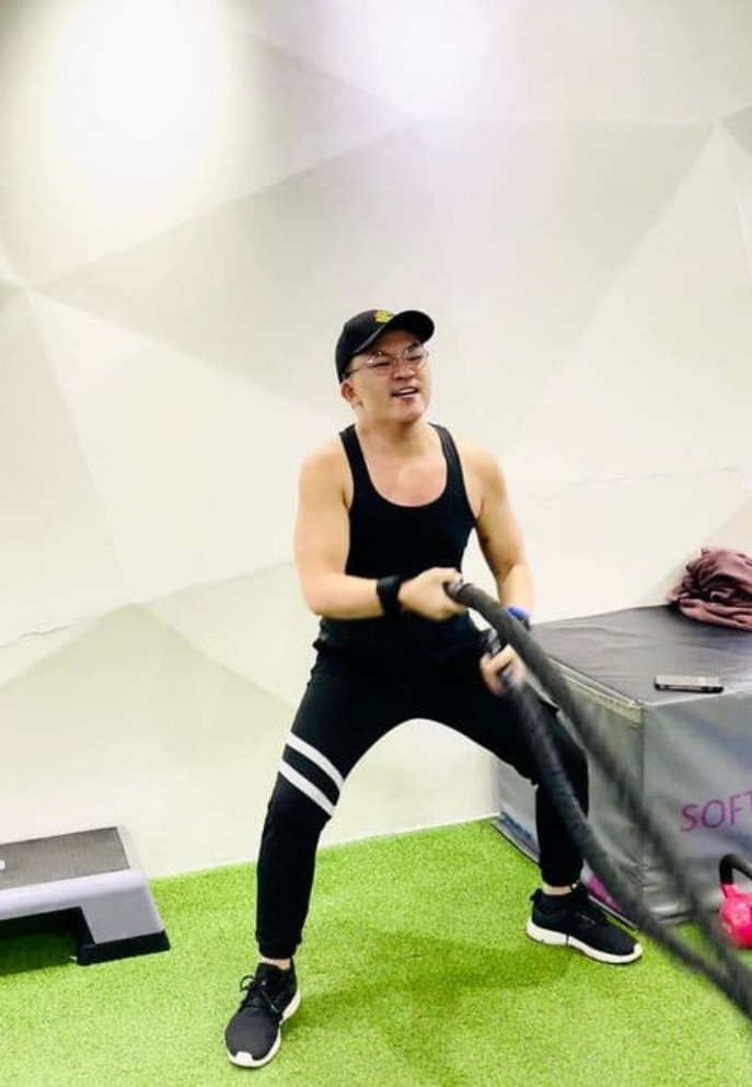 MC Đại Nghĩa tập các bài gym nặng để nâng cao sức bền và cơ bắp.