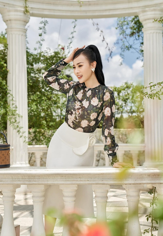 Phương Oanh hóa quý cô thanh lịch nhưng không kém phần quyến rũ trong set đồ do mình thiết kế.