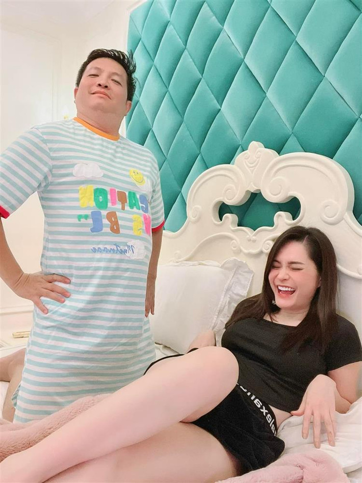 uy nhiên, hình ảnh mới mà Đoàn Di Băng chia sẻ về chồng khiến dân mạng té ngửa vì Nguyễn Quốc Vũ khoác lên người bộ váy ngủ chỉ 190k lại còn màu sắc sặc sỡ.