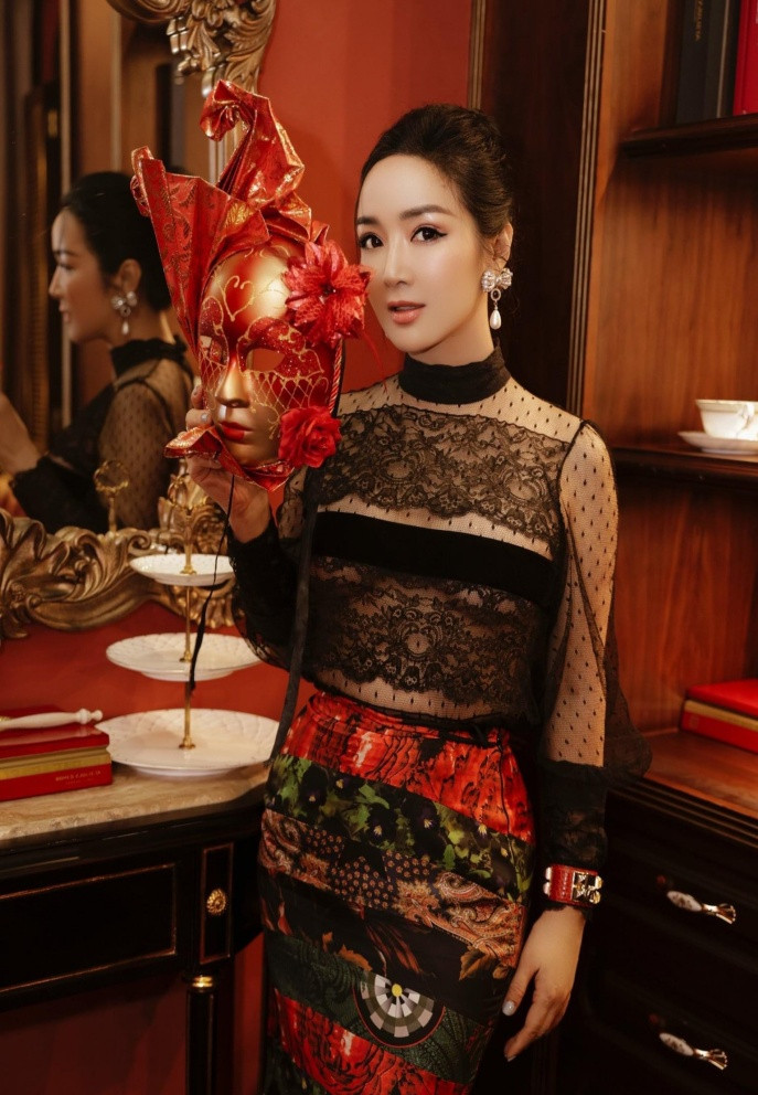 Hoa hậu Giáng My diện váy áo phong cách quý tộc tham dự buổi tiệc sang trọng cùng những người bạn.