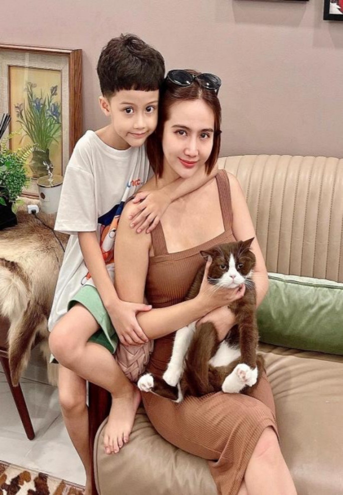 Minh Huyền chụp ảnh cùng con nhưng được cư dân mạng nhận xét trông như "hai chị em".