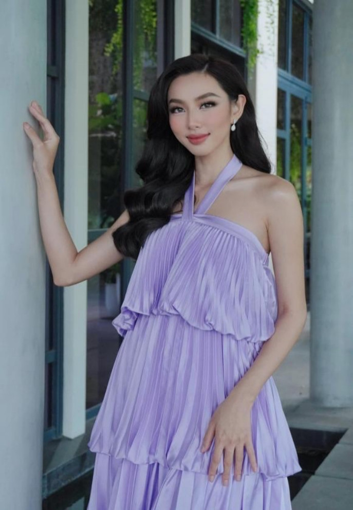 Hoa hậu Thùy Tiên trở về với phong cách nữ tính, nhẹ nhàng.
