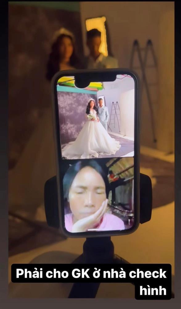 'Hen Niê vừa chụp vừa gọi video về cho gia đình xem thành phẩm.