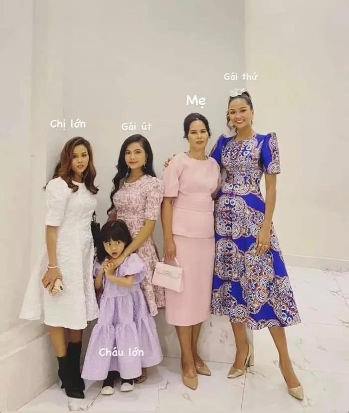 han sắc em và chị gái của nàng Hậu cũng khiến ai nấy đều phải xuýt xoa.