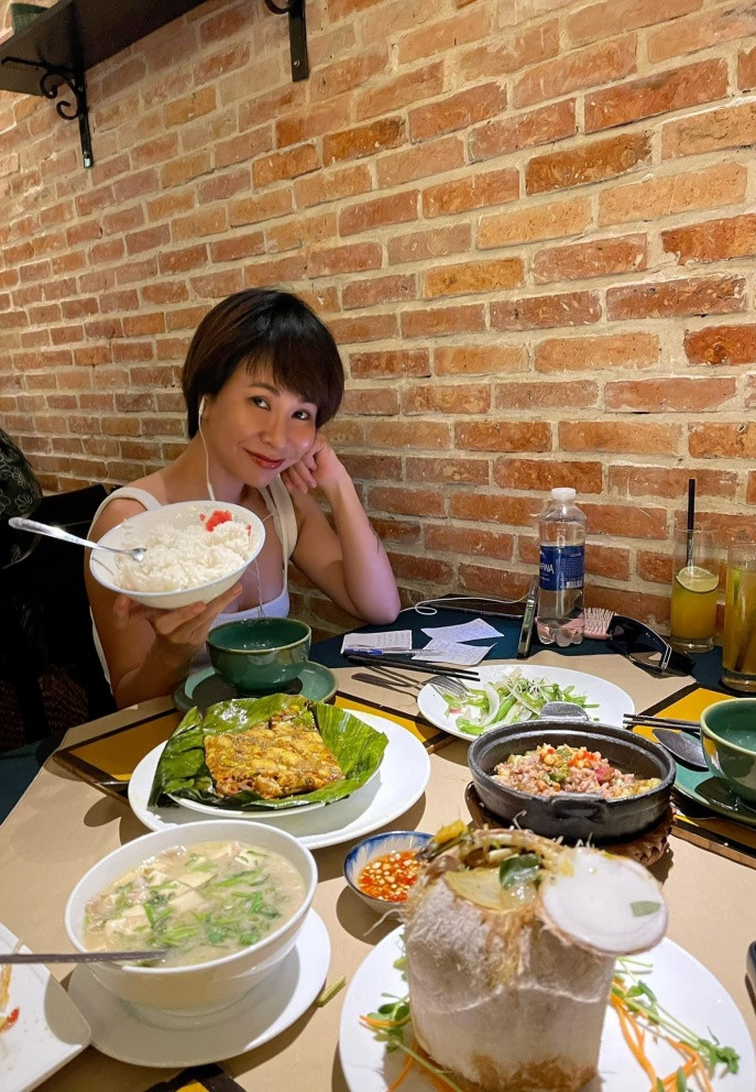 Uyên Linh thích thú thưởng thức đặc sản ẩm thực tại phố cổ Hội An.